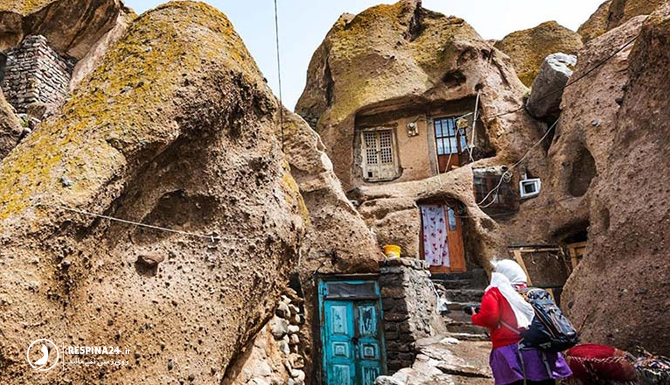 نمایی از خانه های سنگی در روستای کندوان