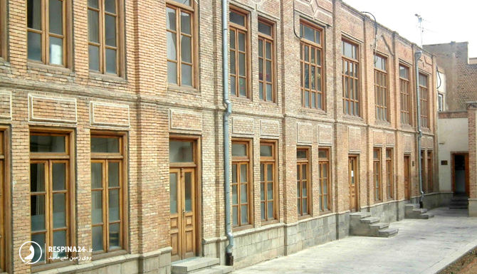 نمای بیرونی مدرسه رشدیه نمای آجری ساختمان و پنجره های چوبی