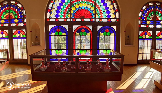 نمایی از سالن موزه قاجار با پنجره های رنگی و نورپردازی آن