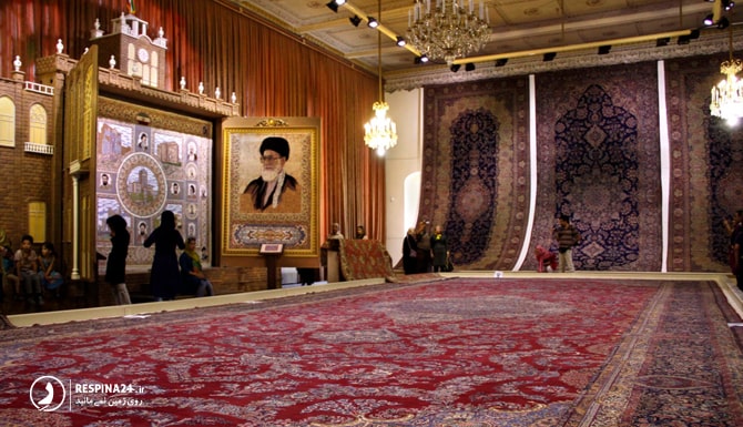 نمایی از فرش های تالار فرش عمارت شهرداری
